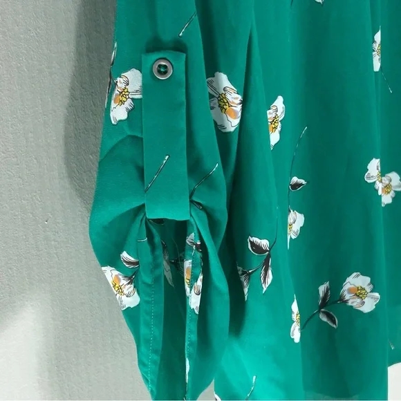 Lush Green and White 3/4 Length Sleeve V Neck Floral Lightweight Blouse Size M - Picture 3 of 11